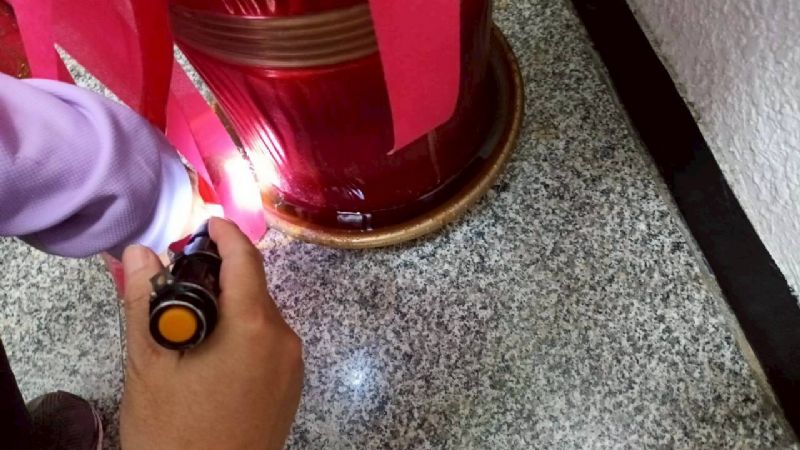 病媒蚊監測人員於社區環境巡檢孽清